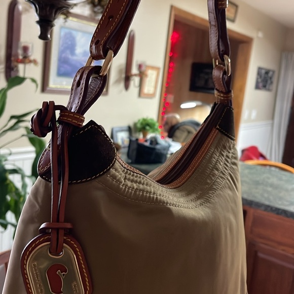 Dooney and Bourke nylon hand bag. - Picture 5 of 10